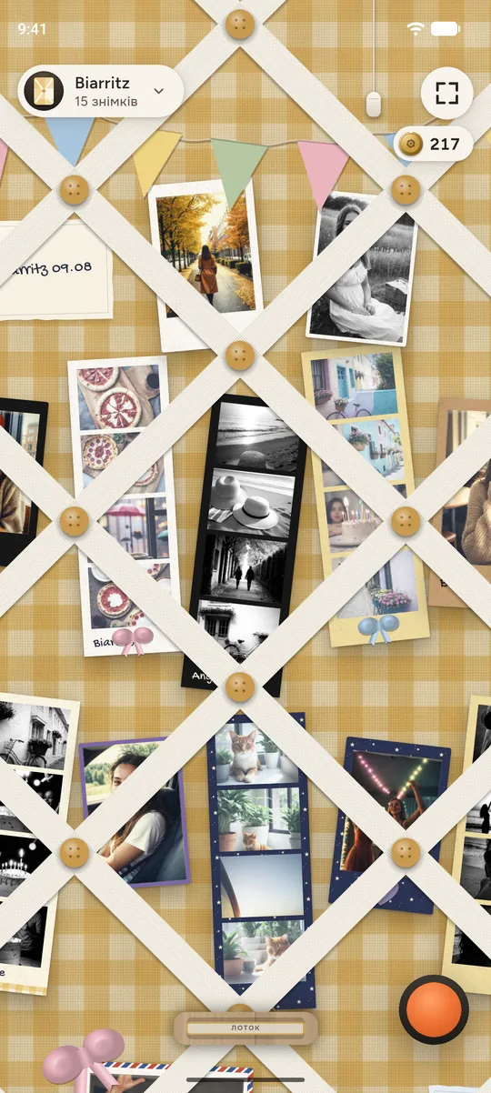 Дошка для нотаток у клітинку в Corkie зі смужками з фотобудки та знімками під стрічками